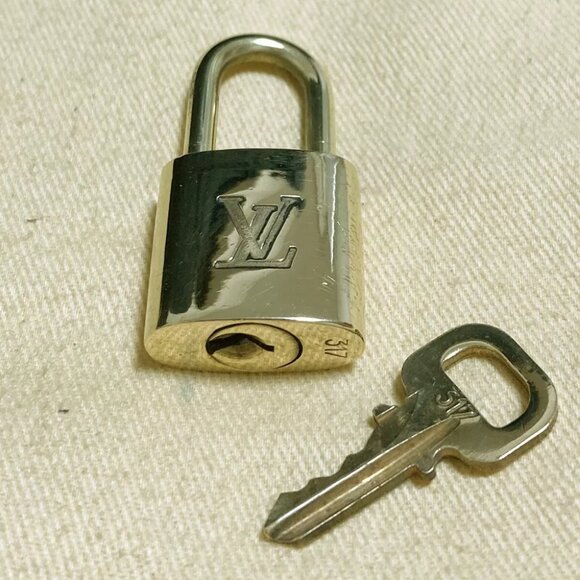 LOUIS VUITTON LV 10 SET PADLOCK KEY CHARM CADENA GOLD-PLATED FRANCE - Picture 3 of 4